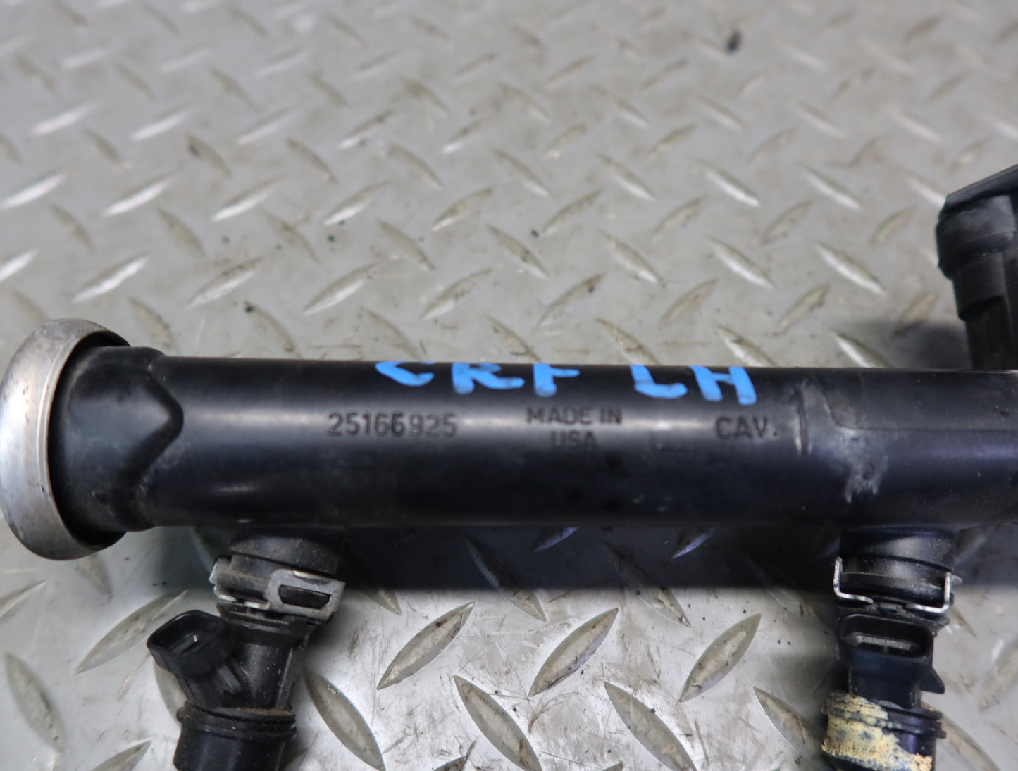03-04 Chevrolet SSR V8 5.3L Left Fuel Rail Pipe w Injectors Assy 51K Miles OEM