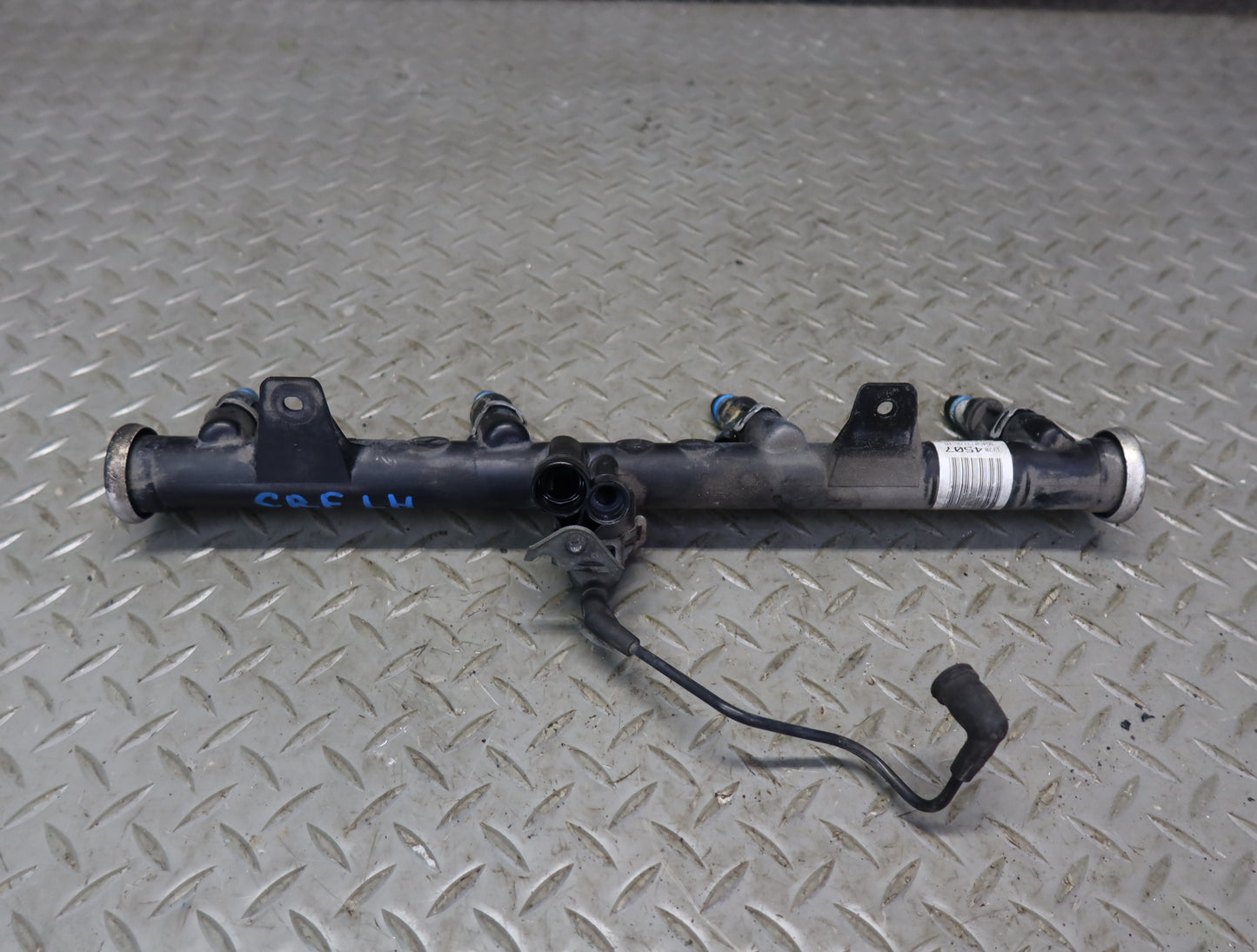 03-04 Chevrolet SSR V8 5.3L Left Fuel Rail Pipe w Injectors Assy 51K Miles OEM