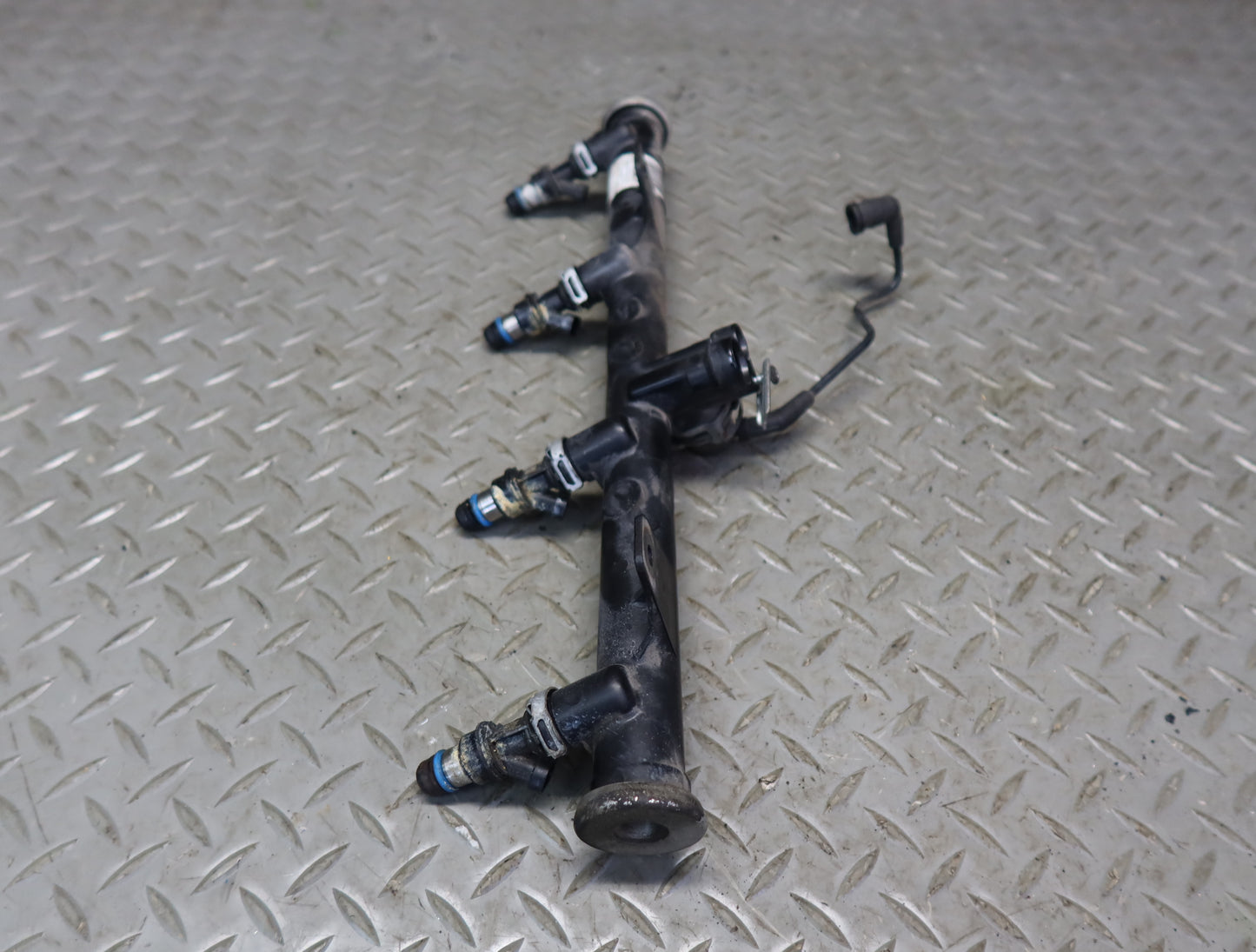 03-04 Chevrolet SSR V8 5.3L Left Fuel Rail Pipe w Injectors Assy 51K Miles OEM