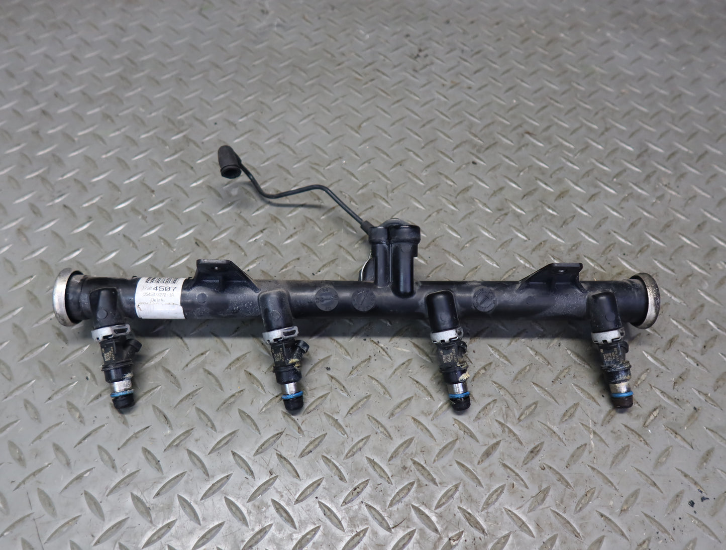 03-04 Chevrolet SSR V8 5.3L Left Fuel Rail Pipe w Injectors Assy 51K Miles OEM