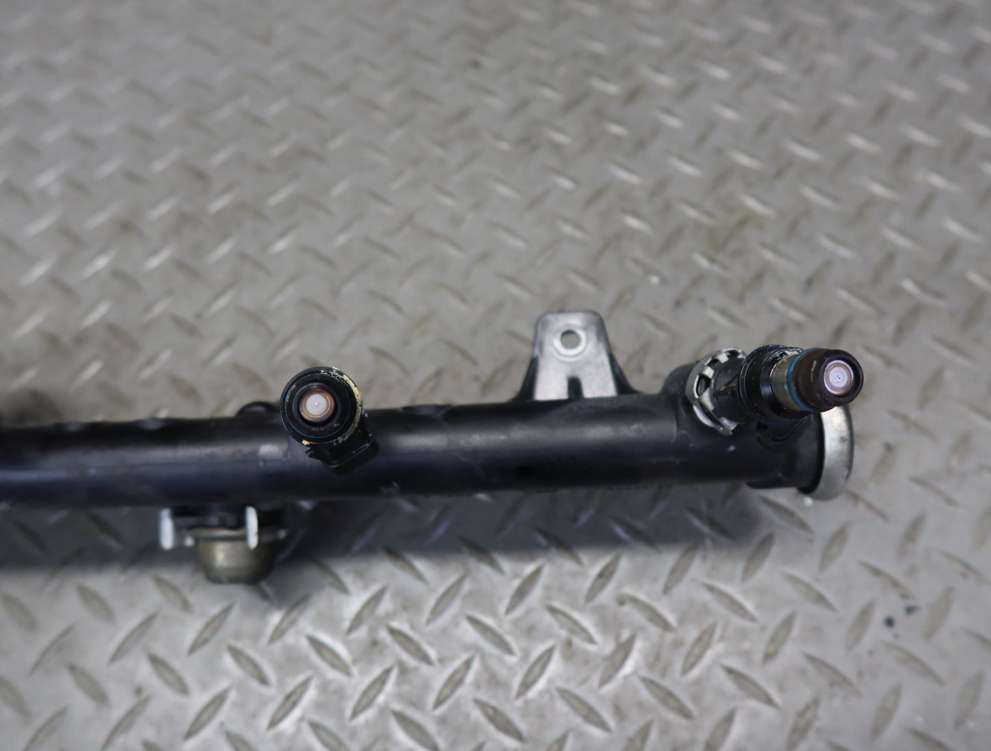 03-04 Chevrolet SSR V8 5.3L Left Fuel Rail Pipe w Injectors Assy 51K Miles OEM
