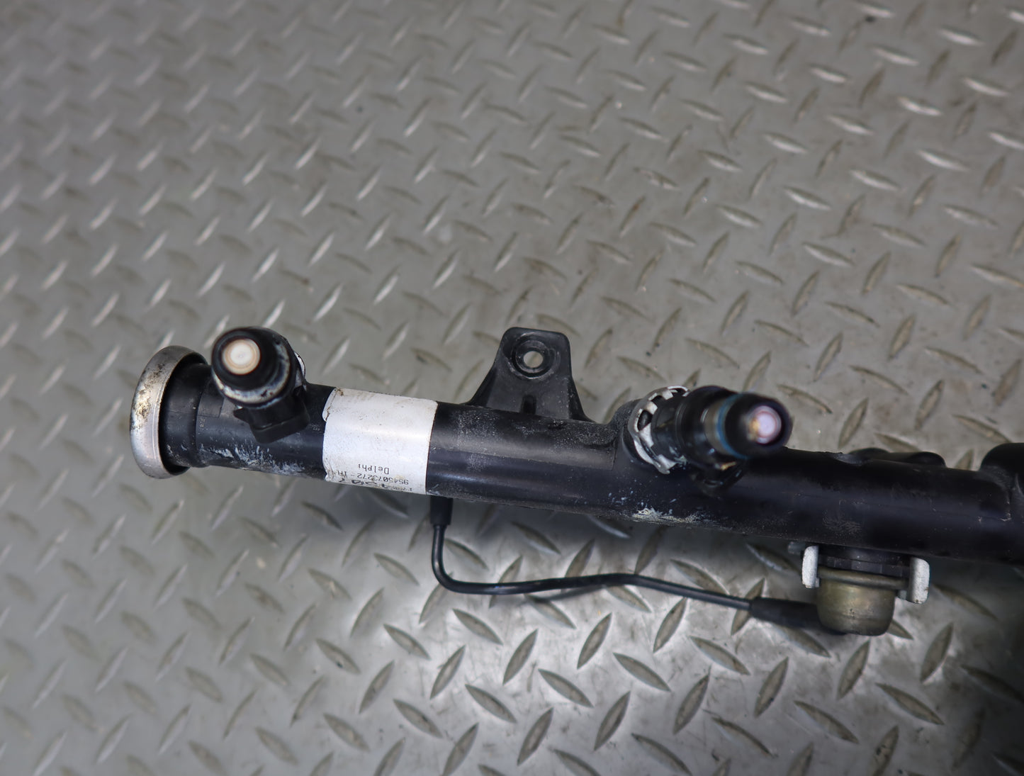 03-04 Chevrolet SSR V8 5.3L Left Fuel Rail Pipe w Injectors Assy 51K Miles OEM
