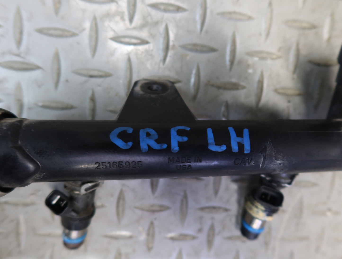 03-04 Chevrolet SSR V8 5.3L Left Fuel Rail Pipe w Injectors Assy 51K Miles OEM