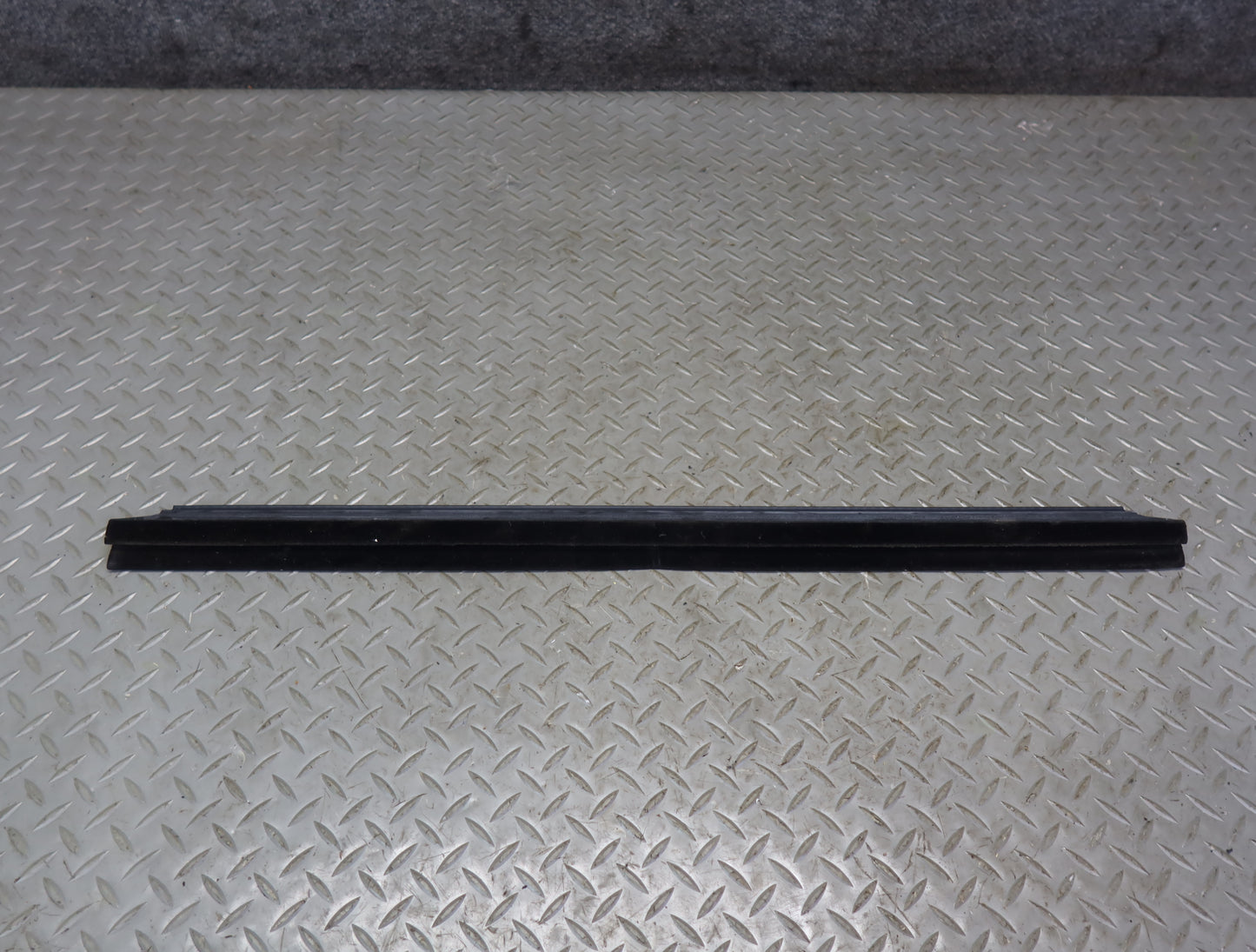 2003-2007 Hummer H2 Rear Left Door Window Channel Weatherstrip Seal Set of 3