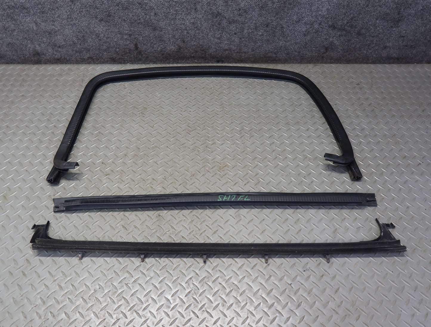 2003-2007 Hummer H2 Front Left Door Window Channel Weatherstrip Seal Set of 3