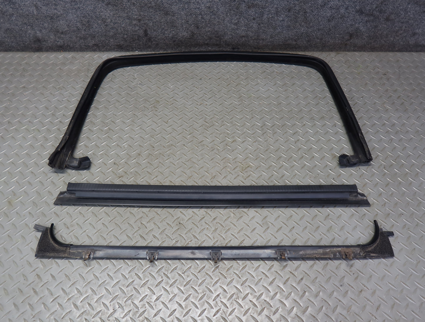 2003-2007 Hummer H2 Rear Left Door Window Channel Weatherstrip Seal Set of 3