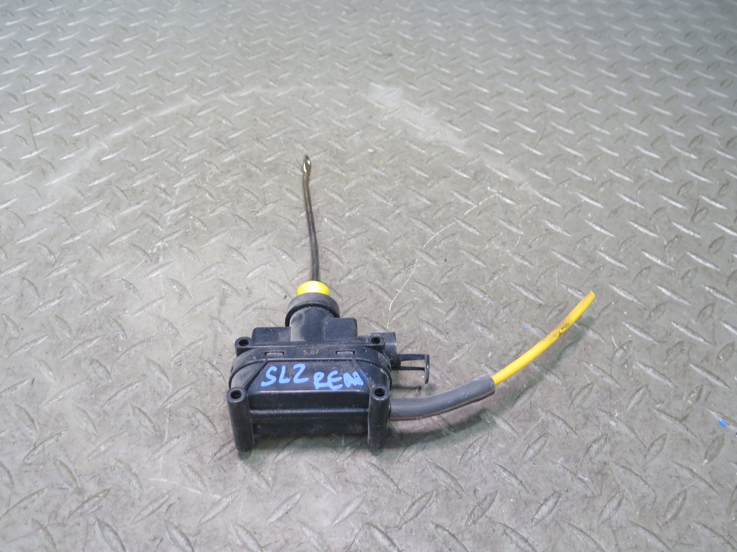 86-89 Mercedes R107 560SL Rear Trunk Lid Lock Release Vacuum Actuator OEM