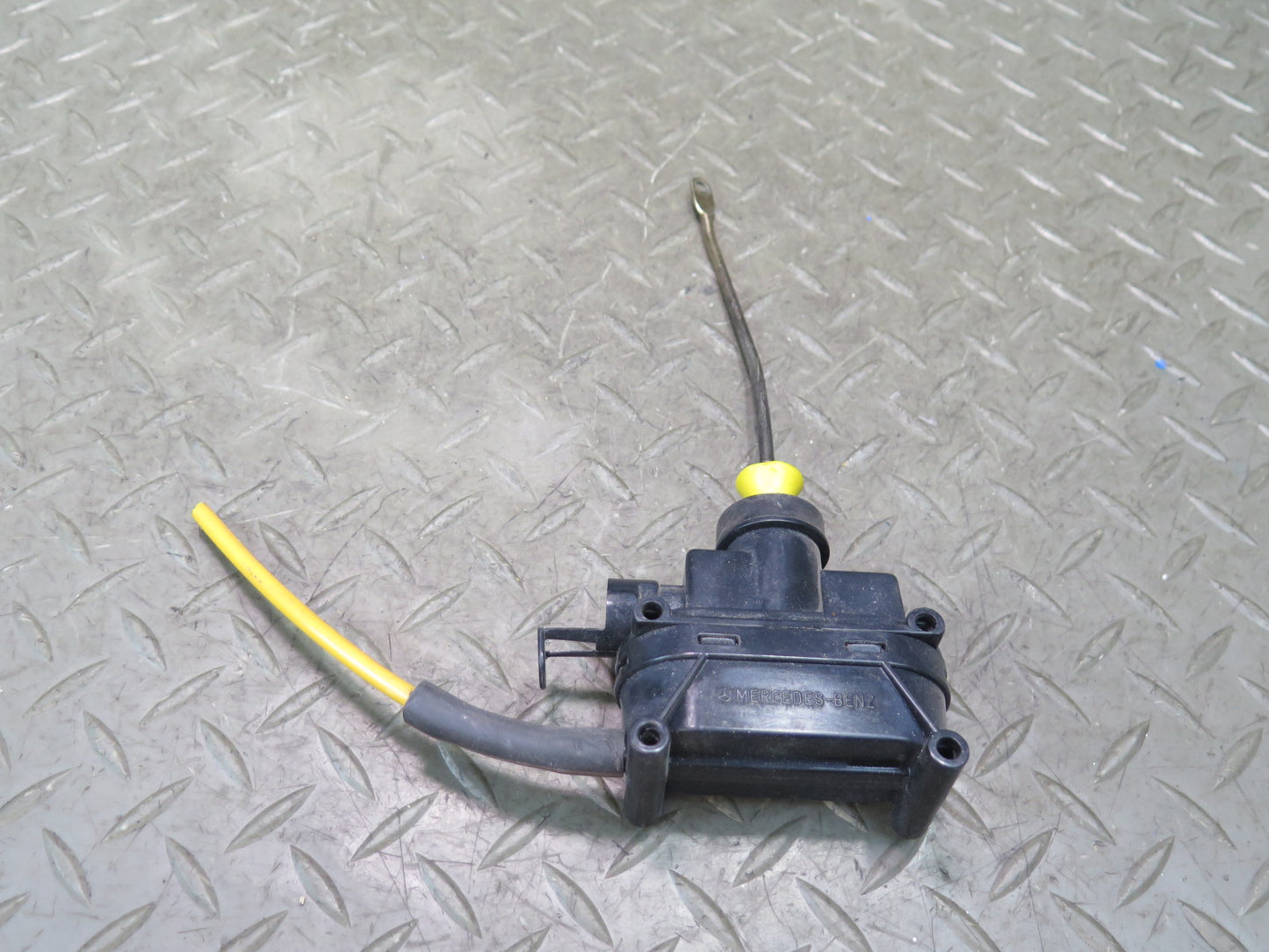 86-89 Mercedes R107 560SL Rear Trunk Lid Lock Release Vacuum Actuator OEM