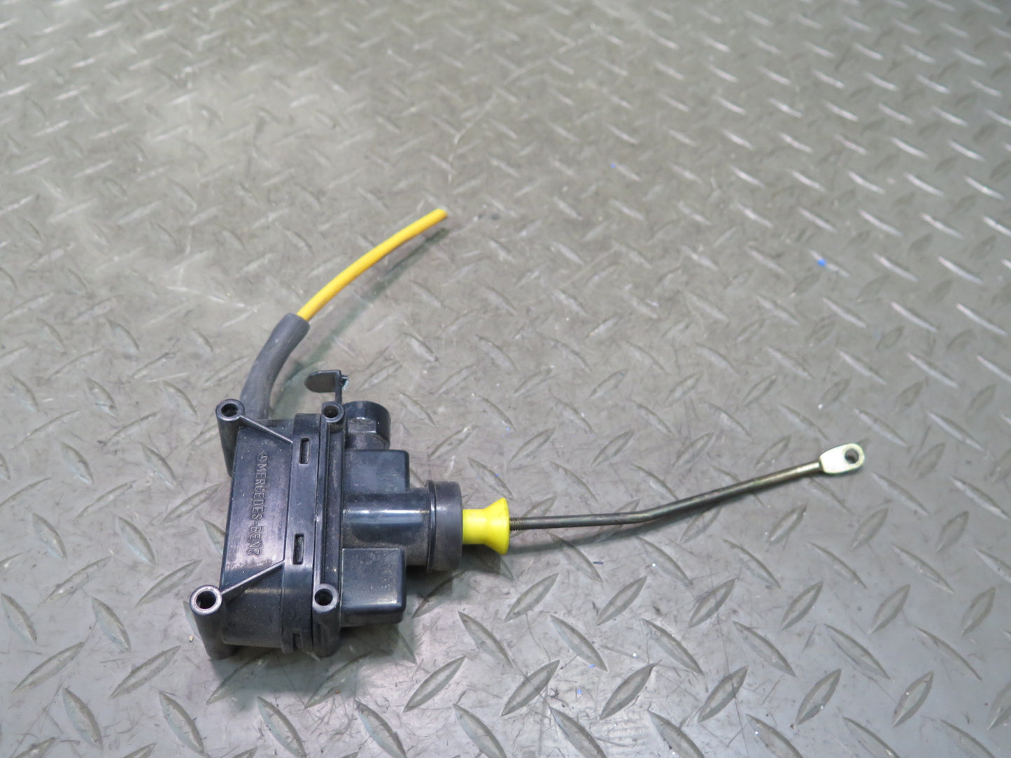 86-89 Mercedes R107 560SL Rear Trunk Lid Lock Release Vacuum Actuator OEM