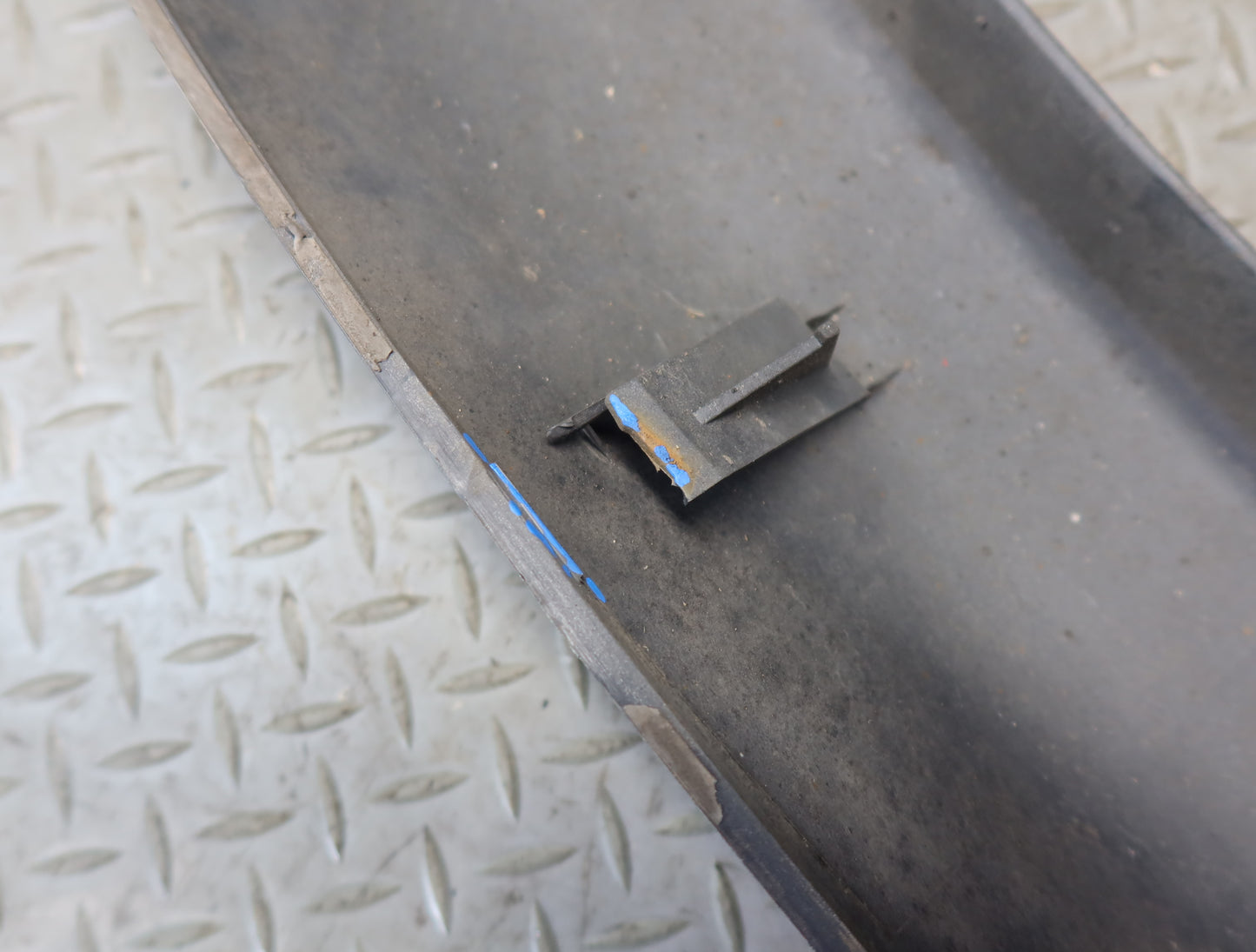 96-97 Lexus FZJ80L LX450 Front Left Fender Wheel Arch Molding Panel Defected
