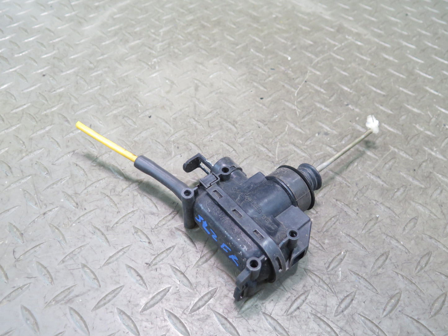 86-89 Mercedes R107 560SL Front Right Passenger Door Lock Vacuum Actuator OEM