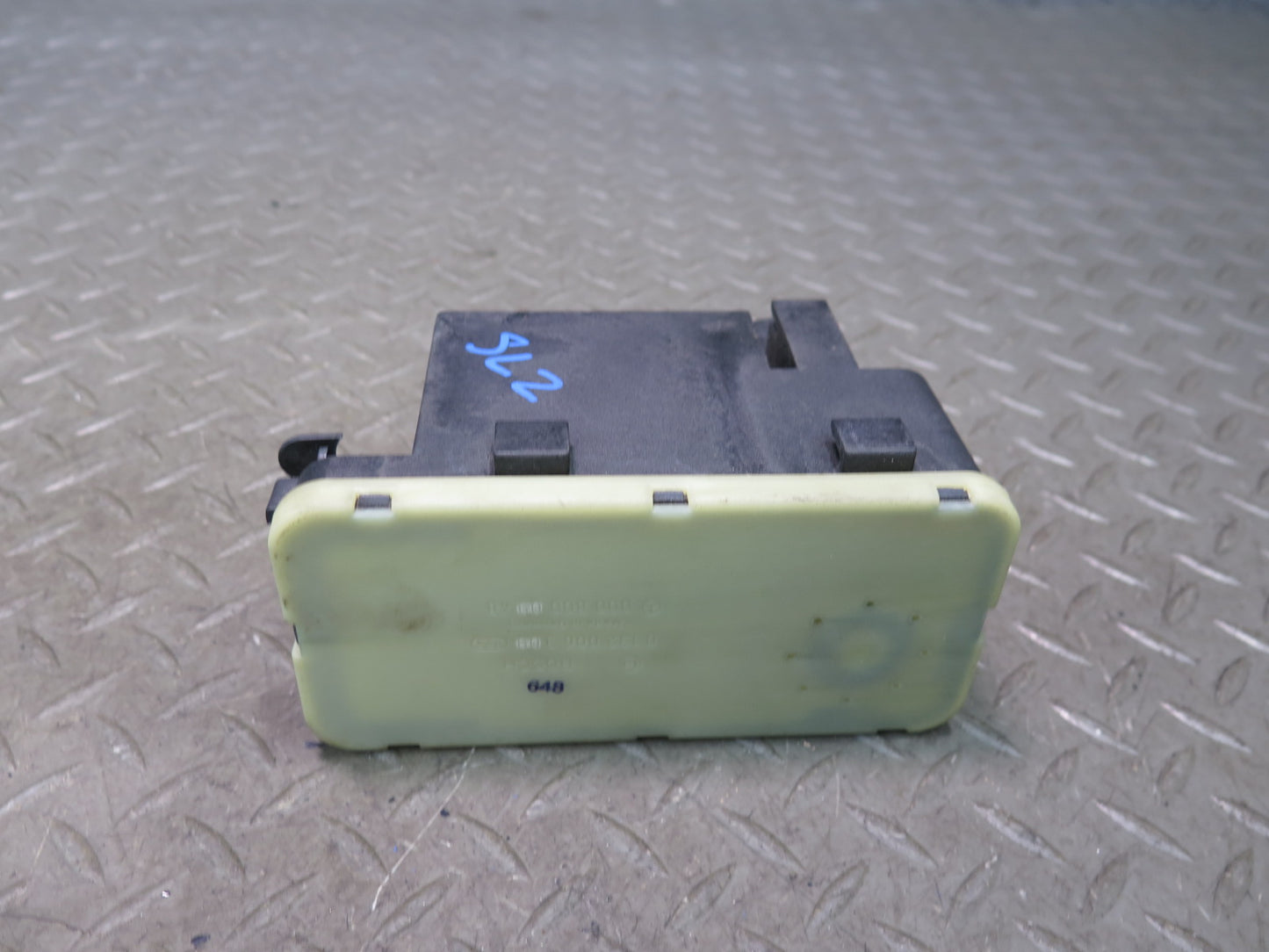 86-89 Mercedes R107 560SL Central Door Locking Vacuum Pump w Box OEM
