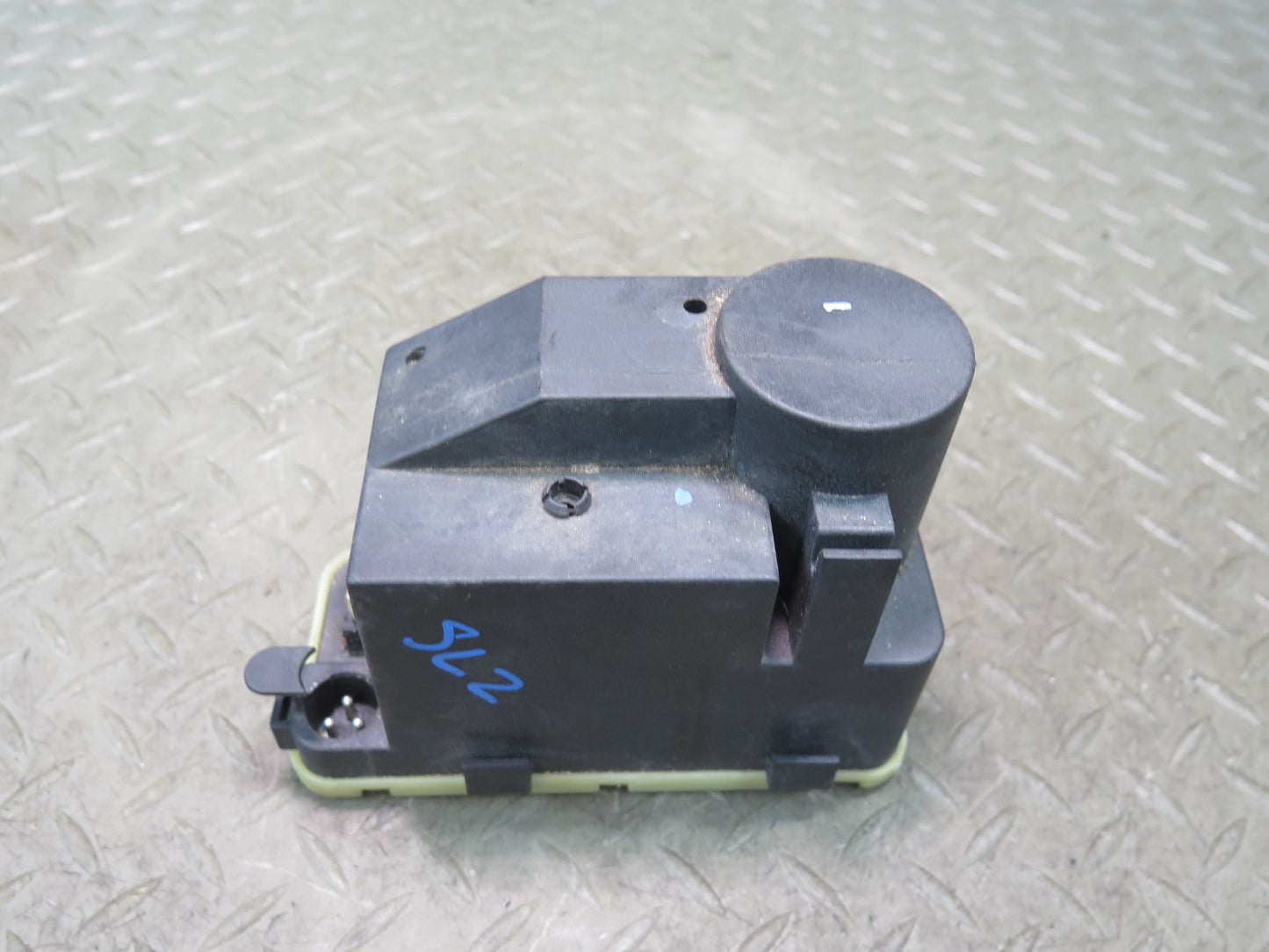 86-89 Mercedes R107 560SL Central Door Locking Vacuum Pump w Box OEM