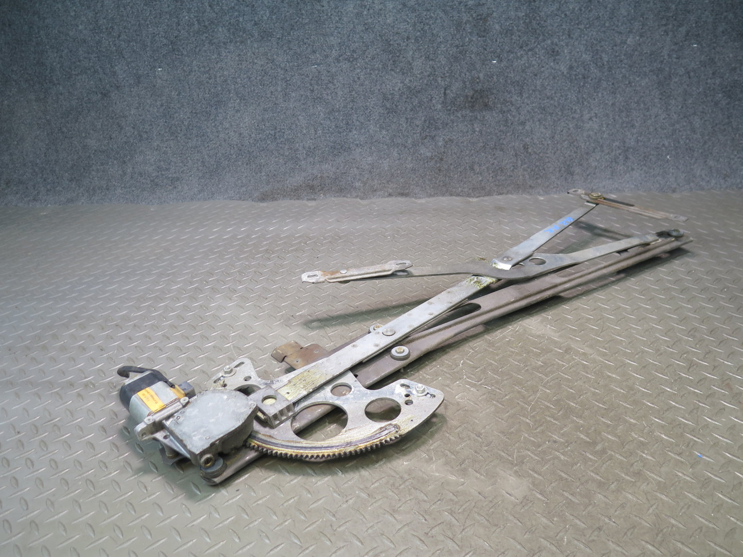 86-89 Mercedes R107 560SL Front Right Passenger Door Window Regulator Motor OEM