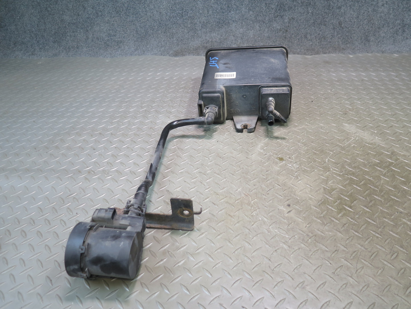 2003-2007 Hummer H2 Fuel Evap Vapor Charcoal Canister 12573649