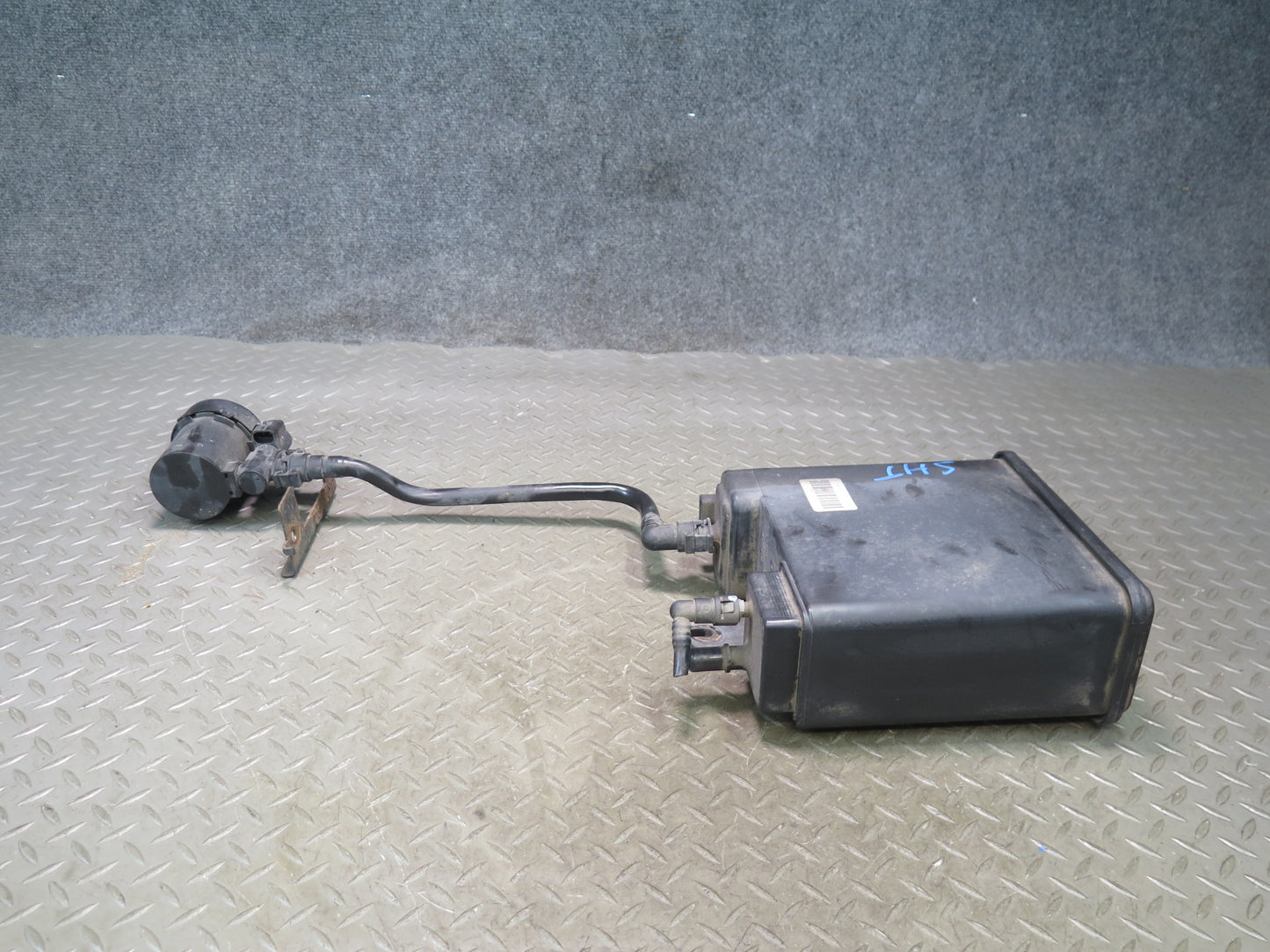 2003-2007 Hummer H2 Fuel Evap Vapor Charcoal Canister 12573649