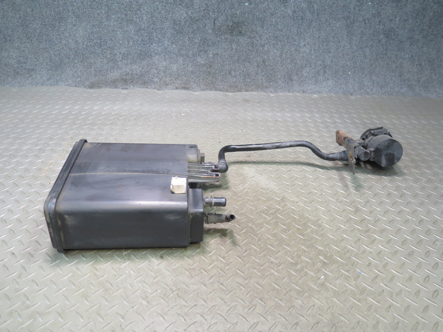 2003-2007 Hummer H2 Fuel Evap Vapor Charcoal Canister 12573649