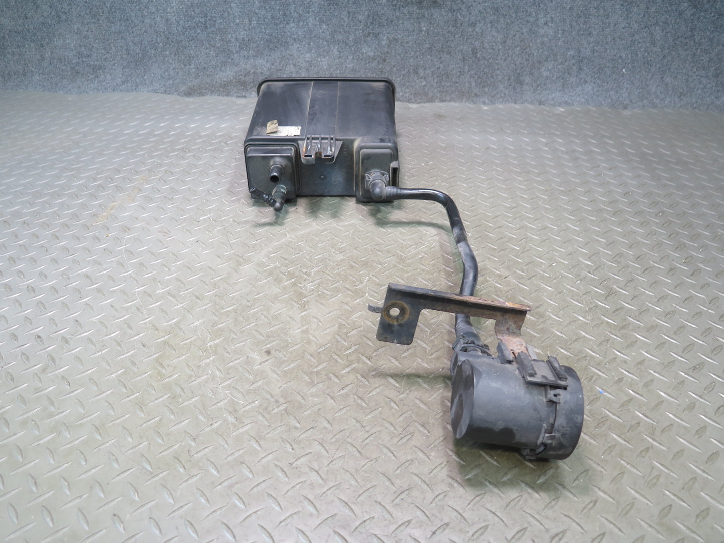 2003-2007 Hummer H2 Fuel Evap Vapor Charcoal Canister 12573649