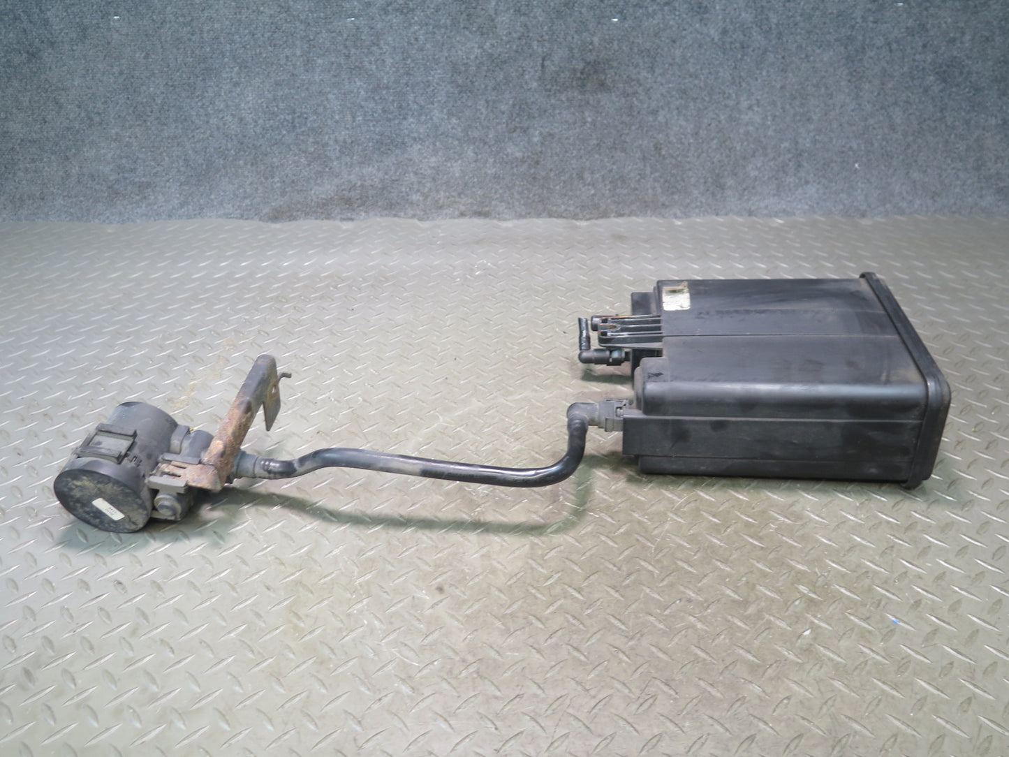 2003-2007 Hummer H2 Fuel Evap Vapor Charcoal Canister 12573649