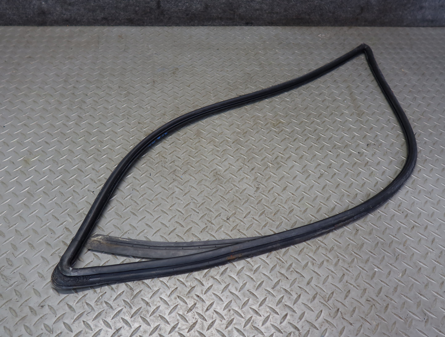 1984-1991 Porsche 928 Rear Left Quarter Window Weatherstrip Surround Seal Trim