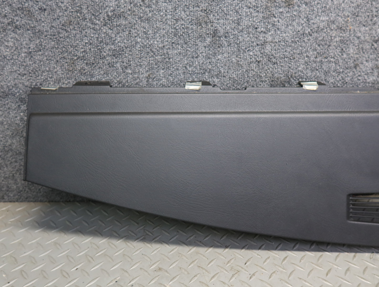 2003-2007 Hummer H2 Dash Upper Defrost Air Vent Grille Trim Panel 15102556
