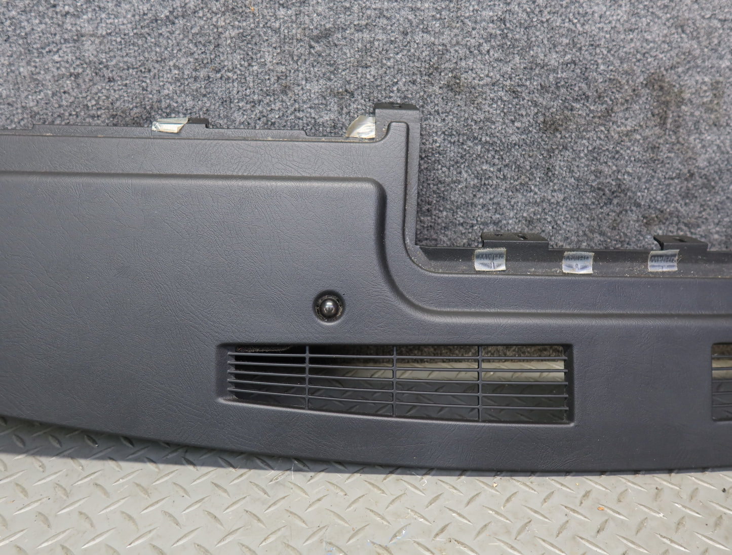 2003-2007 Hummer H2 Dash Upper Defrost Air Vent Grille Trim Panel 15102556