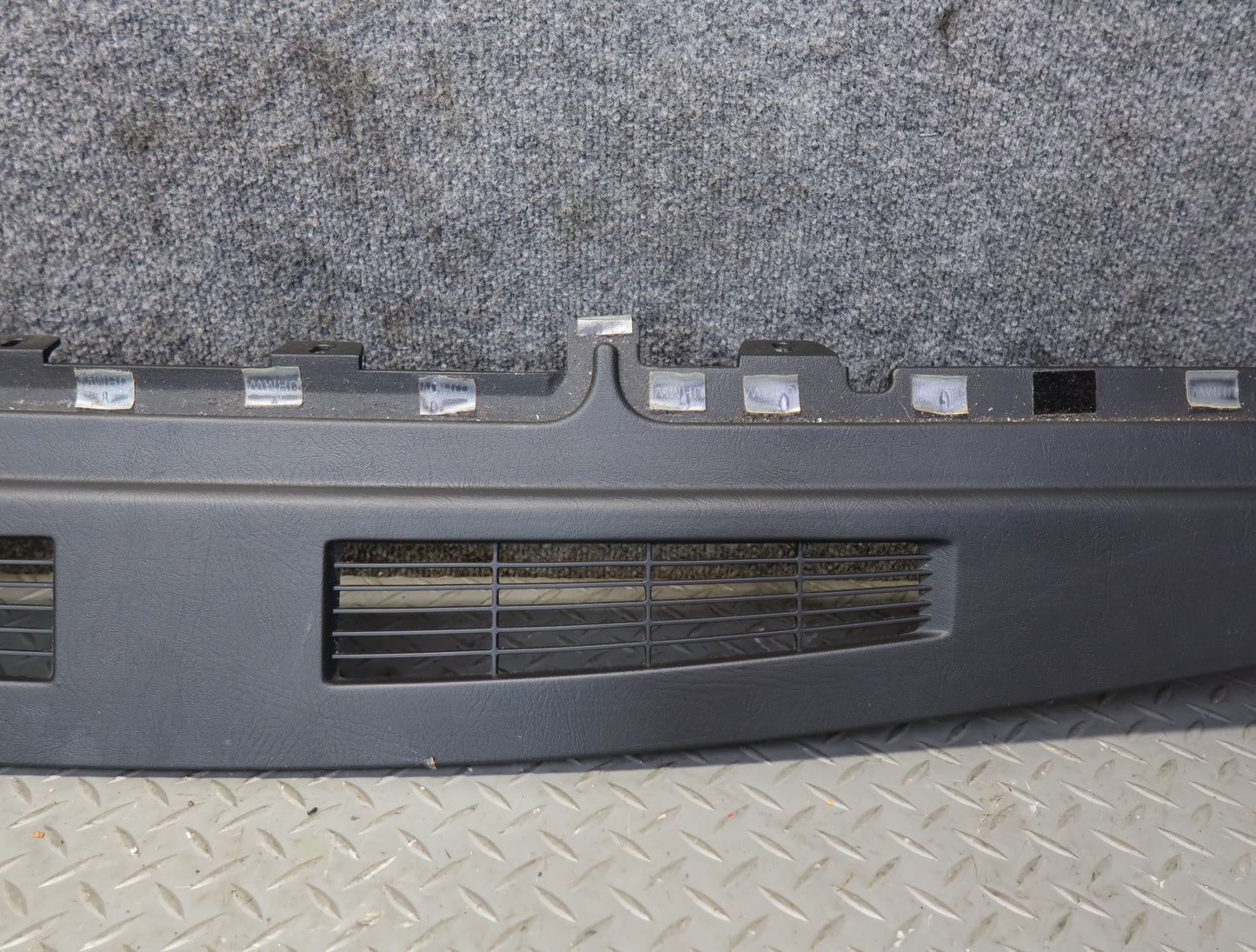 2003-2007 Hummer H2 Dash Upper Defrost Air Vent Grille Trim Panel 15102556
