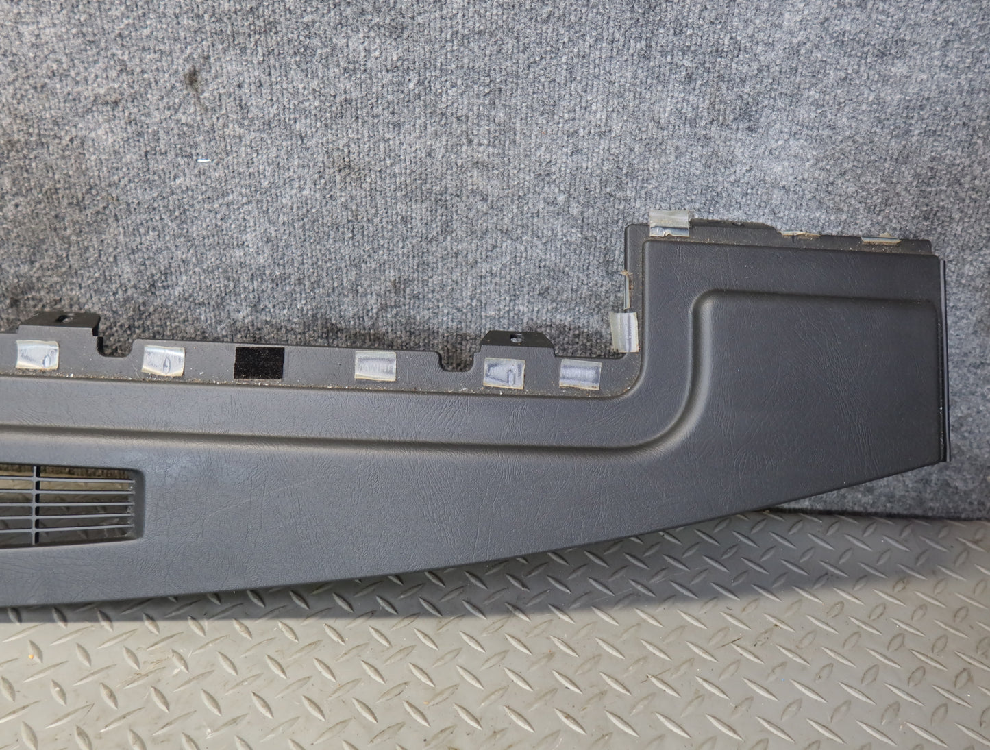 2003-2007 Hummer H2 Dash Upper Defrost Air Vent Grille Trim Panel 15102556