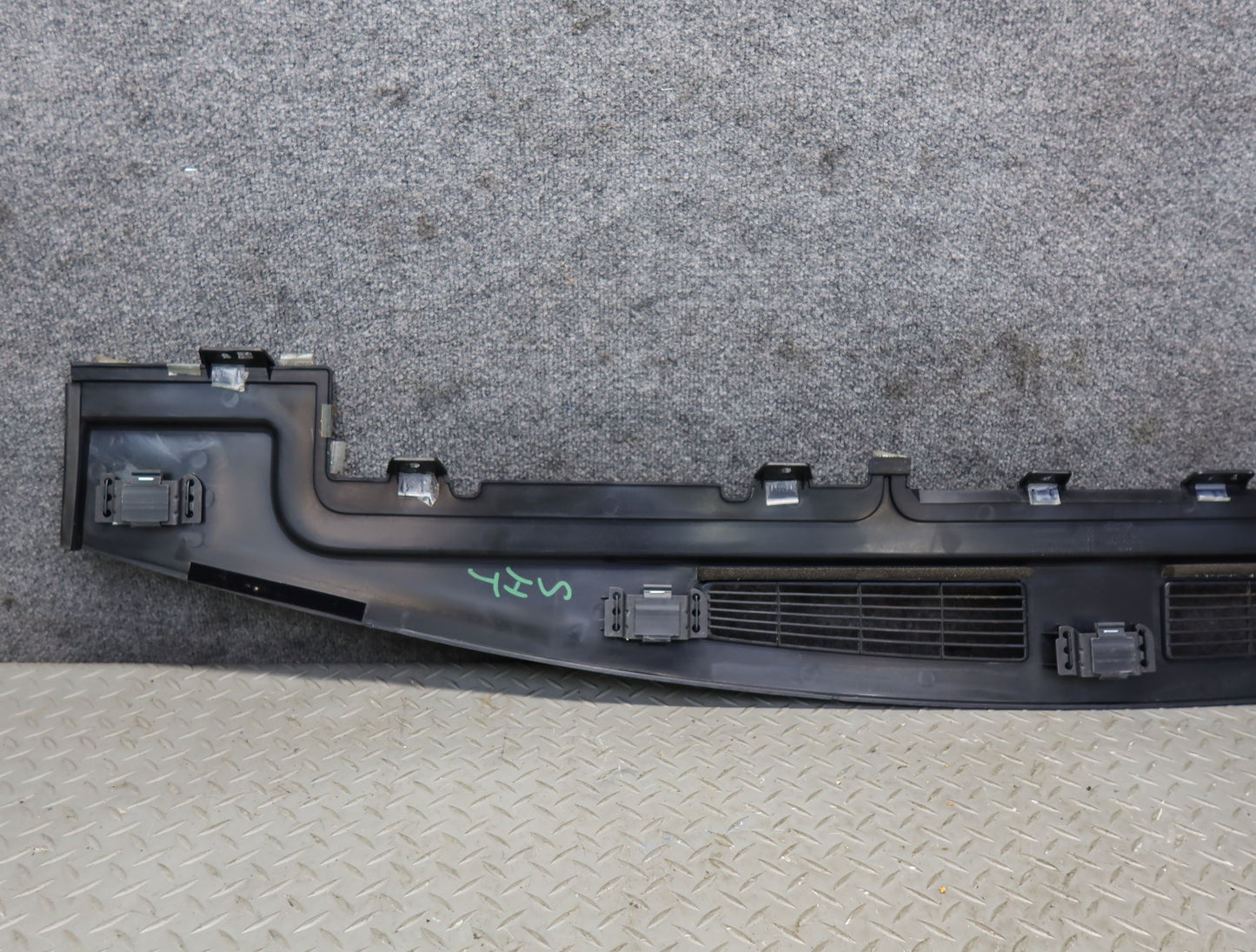 2003-2007 Hummer H2 Dash Upper Defrost Air Vent Grille Trim Panel 15102556