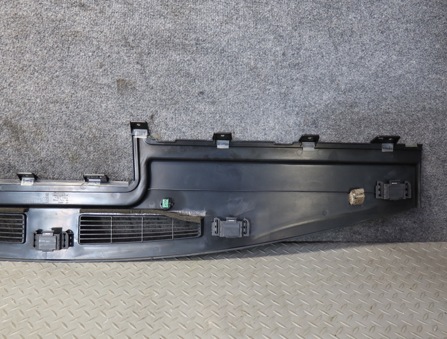 2003-2007 Hummer H2 Dash Upper Defrost Air Vent Grille Trim Panel 15102556