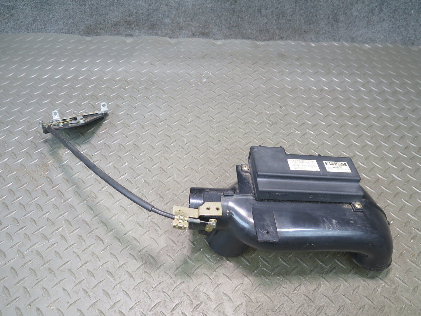 86-89 Mercedes R107 560SL Sl-class Right Air Restricter Duct W/ Actuator OEM