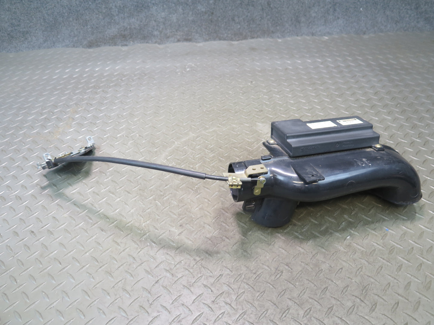 86-89 Mercedes R107 560SL Sl-class Right Air Restricter Duct W/ Actuator OEM