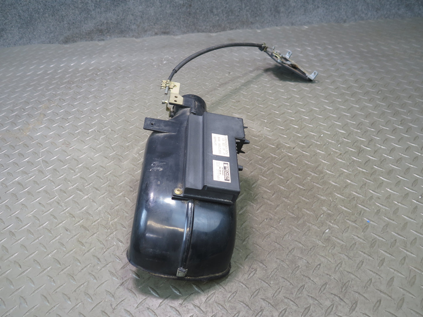 86-89 Mercedes R107 560SL Sl-class Right Air Restricter Duct W/ Actuator OEM