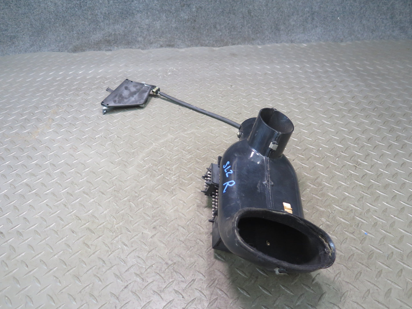 86-89 Mercedes R107 560SL Sl-class Right Air Restricter Duct W/ Actuator OEM