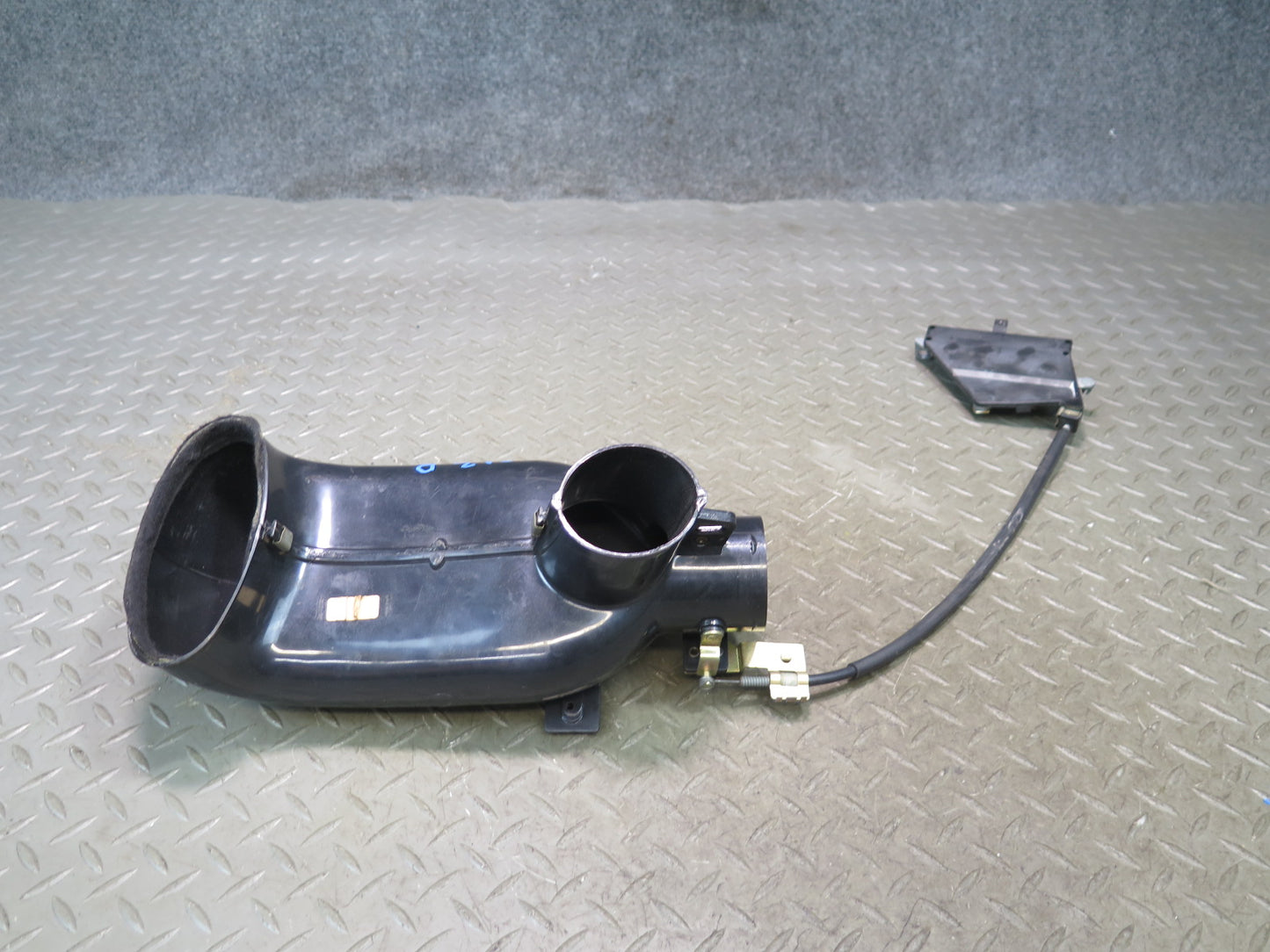 86-89 Mercedes R107 560SL Sl-class Right Air Restricter Duct W/ Actuator OEM