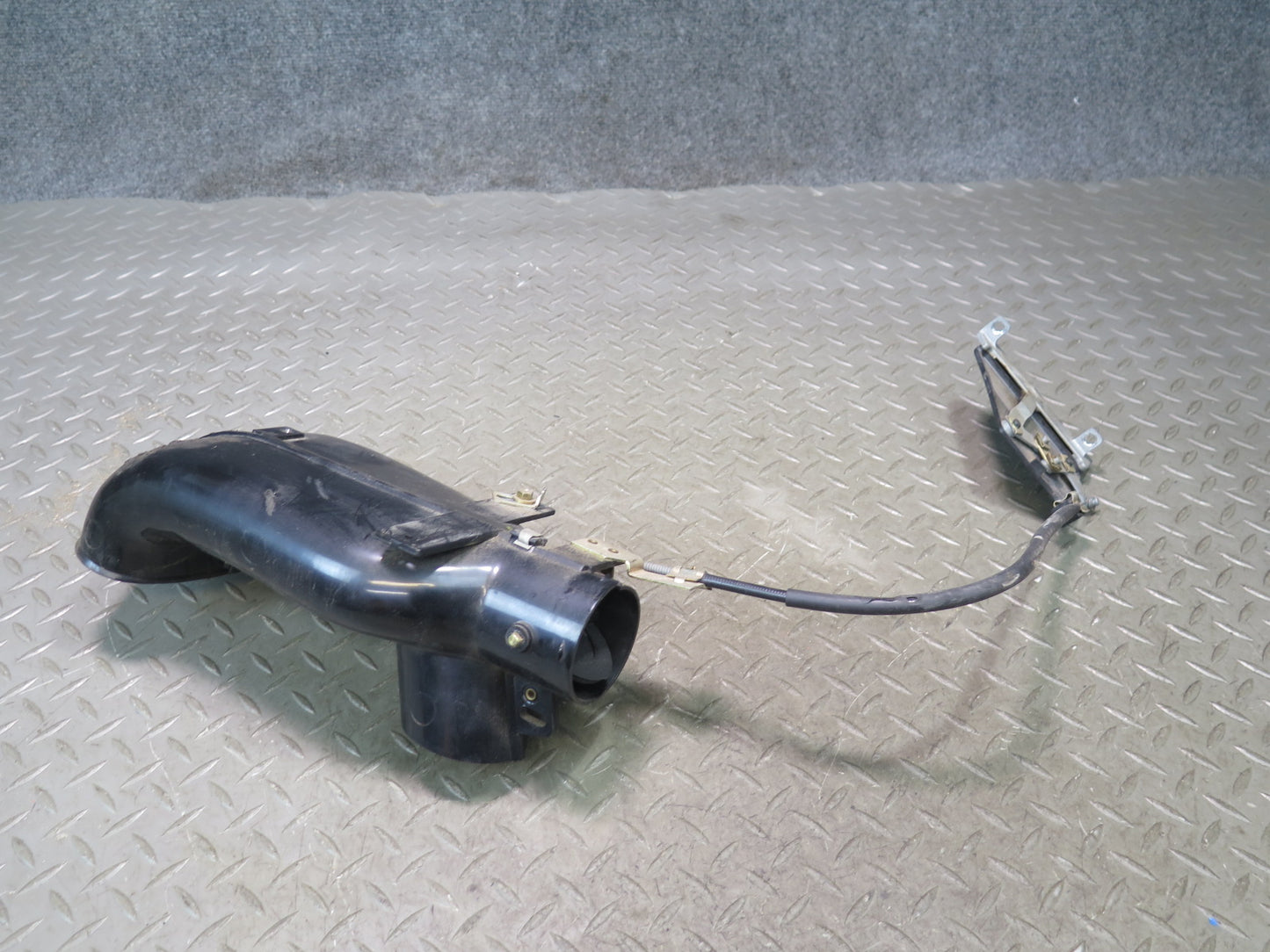 86-89 Mercedes R107 560SL Sl-class Left Air Restricter Duct W/ Actuator OEM