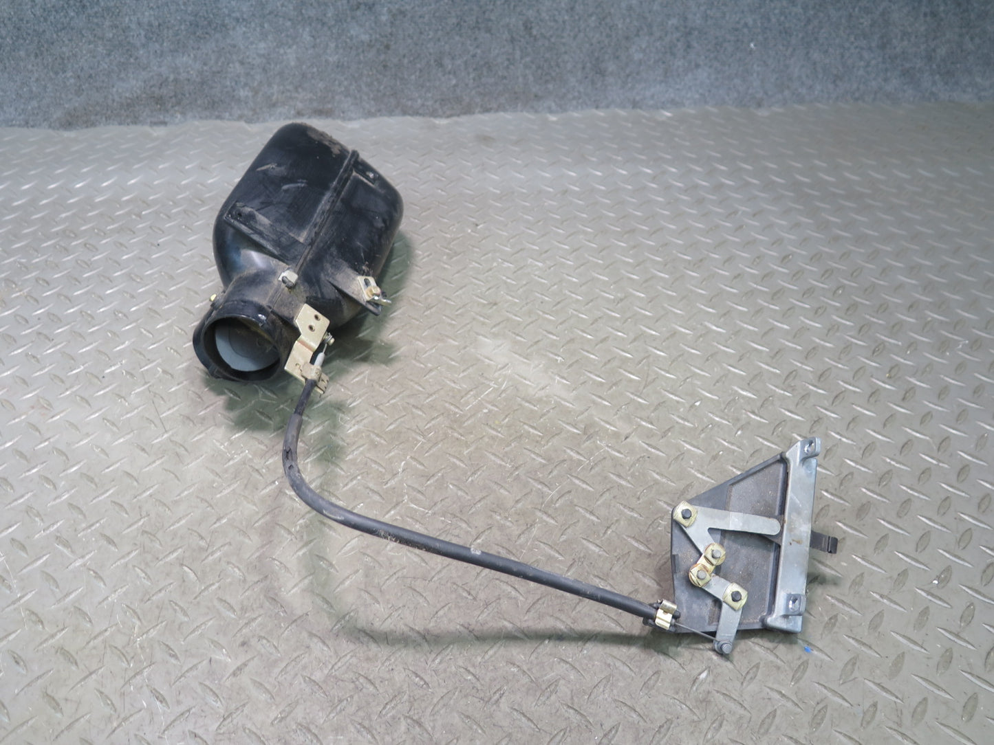 86-89 Mercedes R107 560SL Sl-class Left Air Restricter Duct W/ Actuator OEM