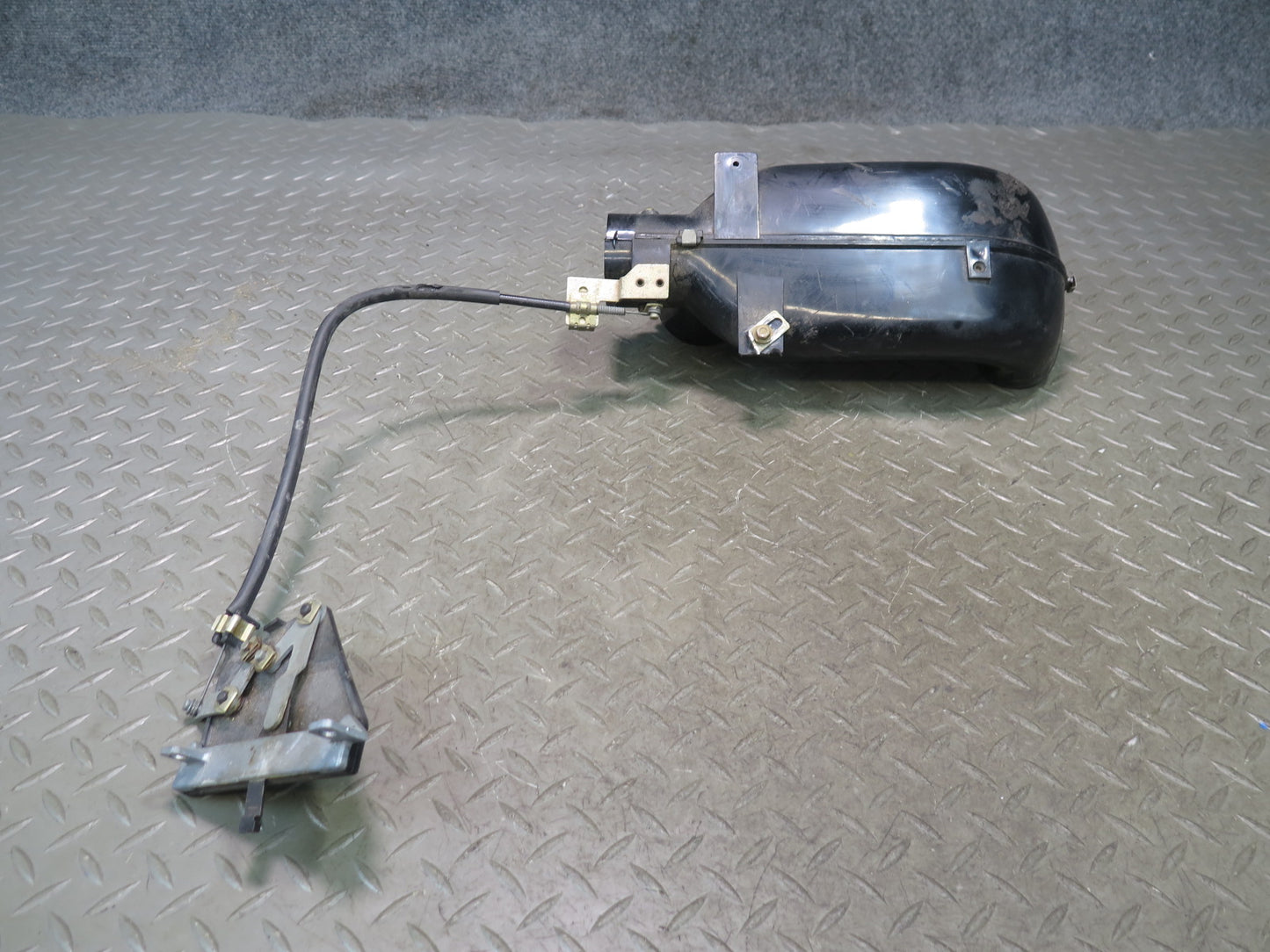 86-89 Mercedes R107 560SL Sl-class Left Air Restricter Duct W/ Actuator OEM
