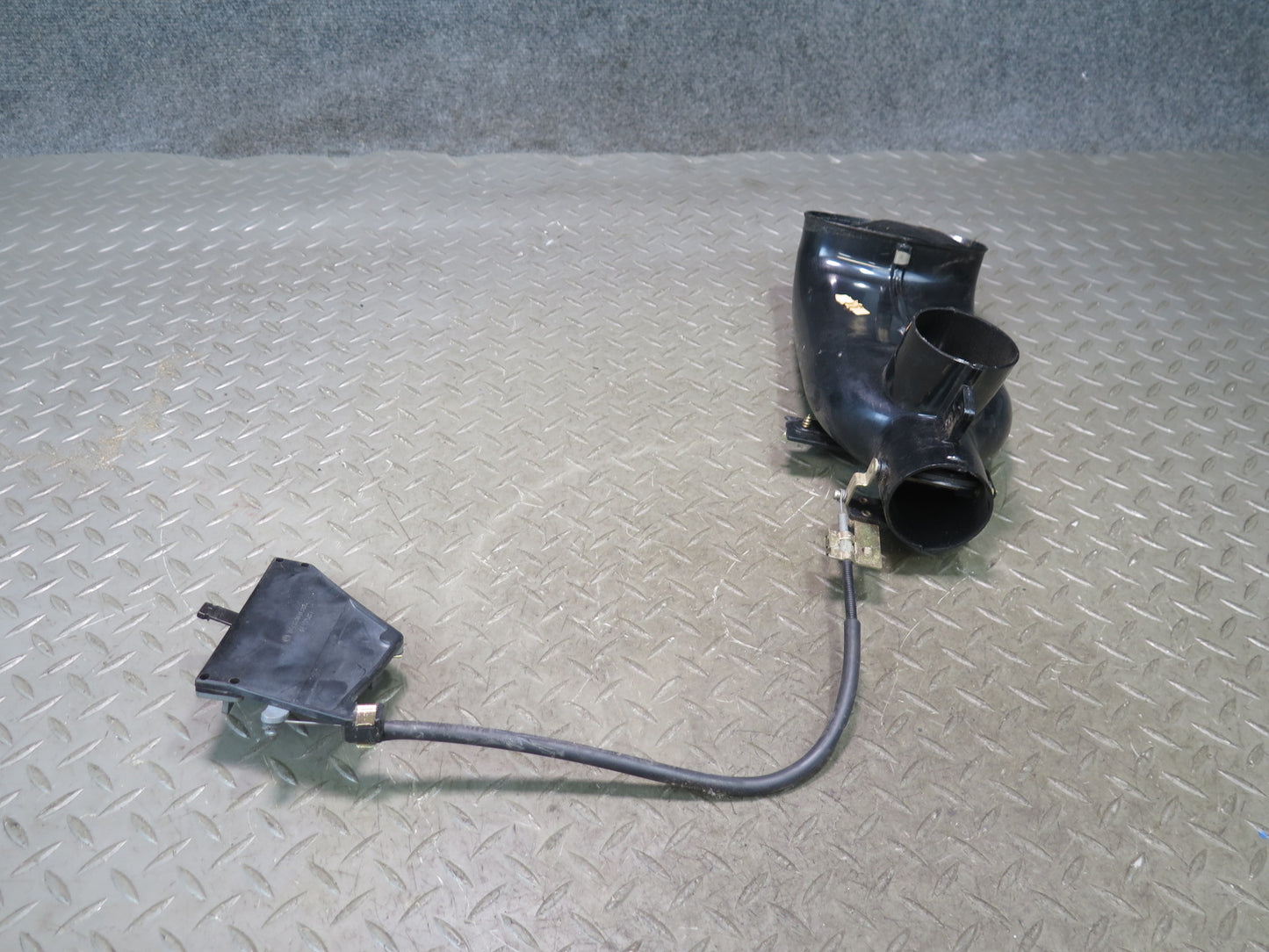 86-89 Mercedes R107 560SL Sl-class Left Air Restricter Duct W/ Actuator OEM