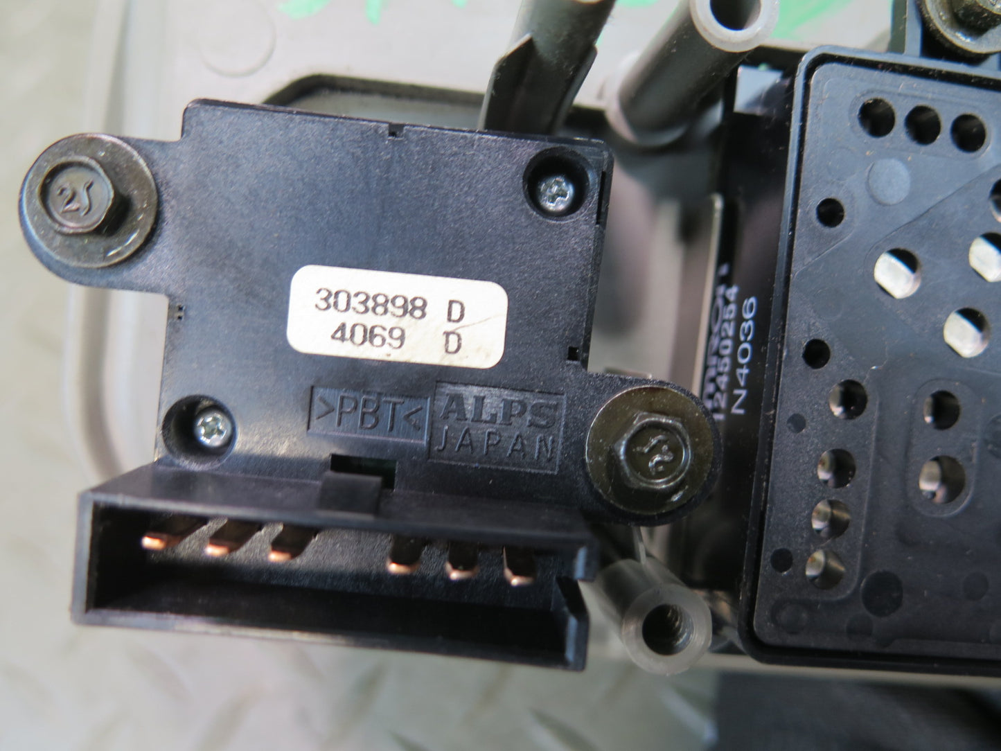 2003-2007 Hummer H2 Front Right Seat Adjust Control Switch