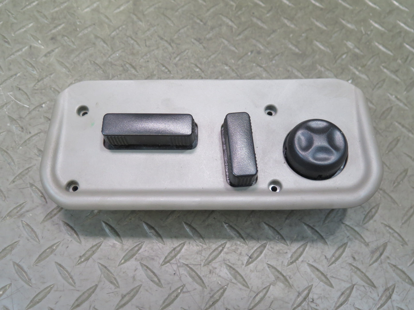 2003-2007 Hummer H2 Front Right Seat Adjust Control Switch