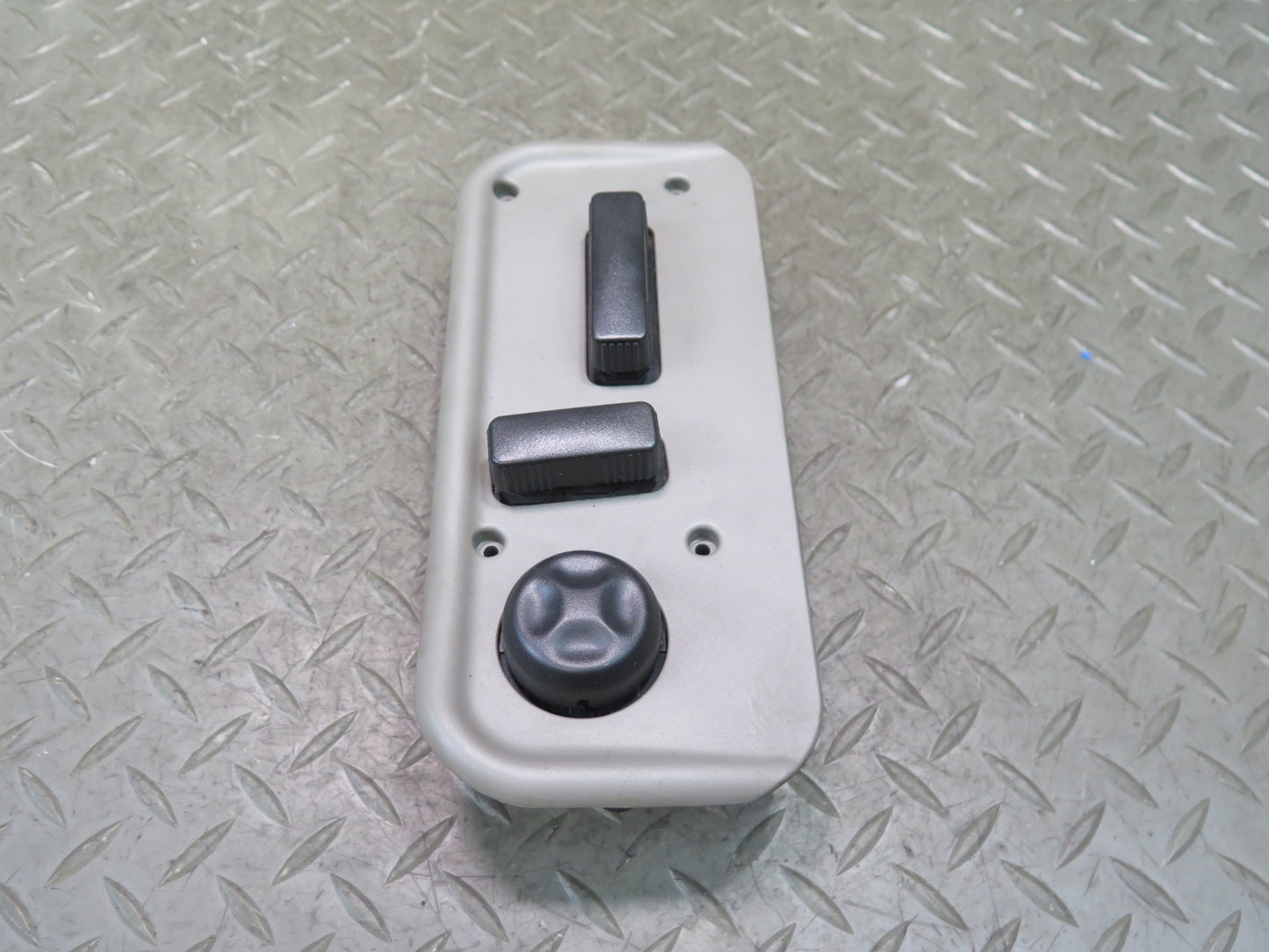 2003-2007 Hummer H2 Front Right Seat Adjust Control Switch