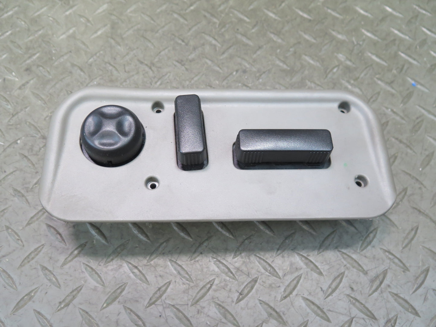 2003-2007 Hummer H2 Front Right Seat Adjust Control Switch