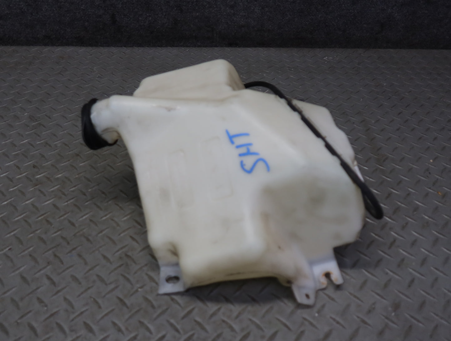 2003-2007 Hummer H2 Windshield Wiper Washer Fluid Reservoir Tank w Pump