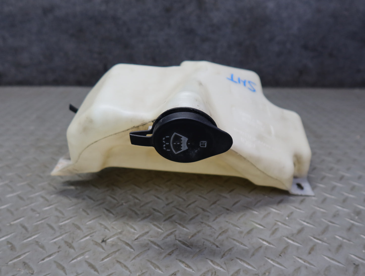 2003-2007 Hummer H2 Windshield Wiper Washer Fluid Reservoir Tank w Pump