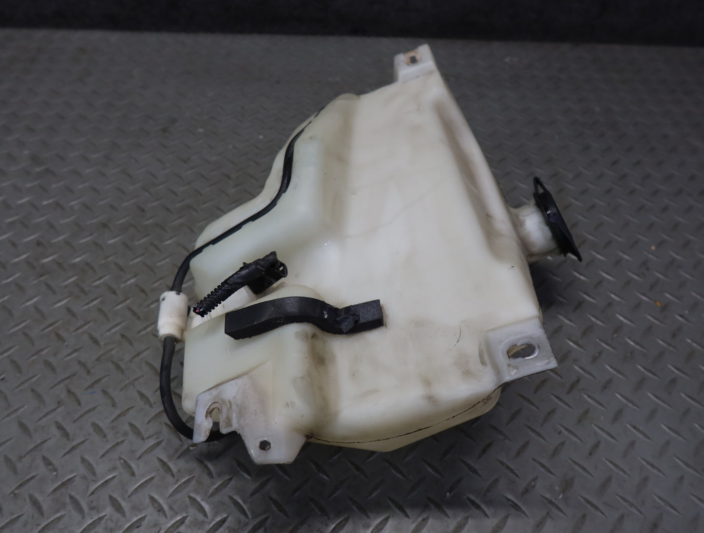 2003-2007 Hummer H2 Windshield Wiper Washer Fluid Reservoir Tank w Pump