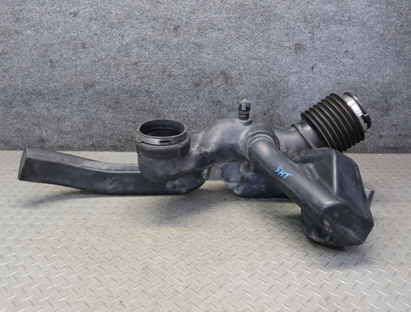 2003-2007 Hummer H2 Air Intake Cleaner Filter Box Resonator Pipe 15059739