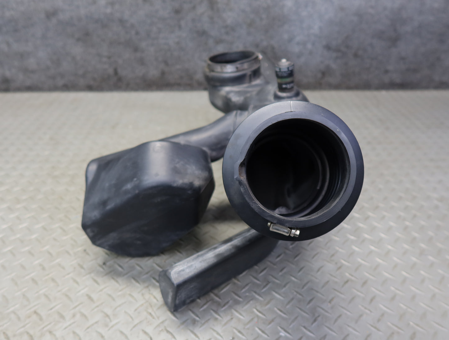 2003-2007 Hummer H2 Air Intake Cleaner Filter Box Resonator Pipe 15059739