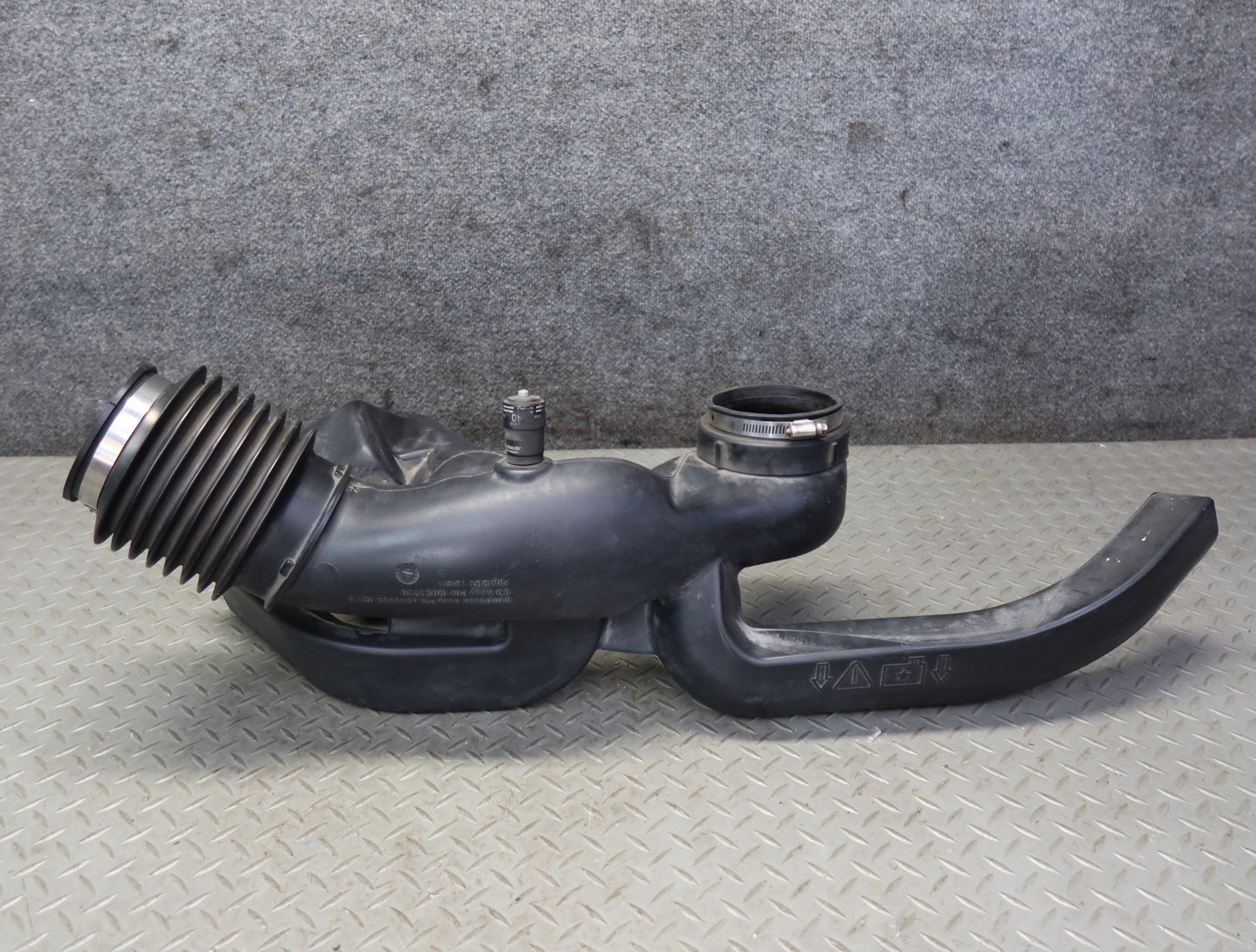 2003-2007 Hummer H2 Air Intake Cleaner Filter Box Resonator Pipe 15059739