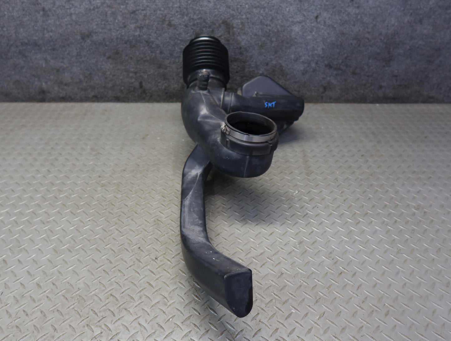 2003-2007 Hummer H2 Air Intake Cleaner Filter Box Resonator Pipe 15059739